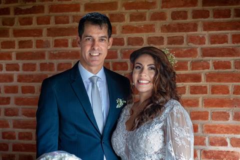 Fotografia de casamento no campo em Itu. foto casamento no campo noivos após o casamento'