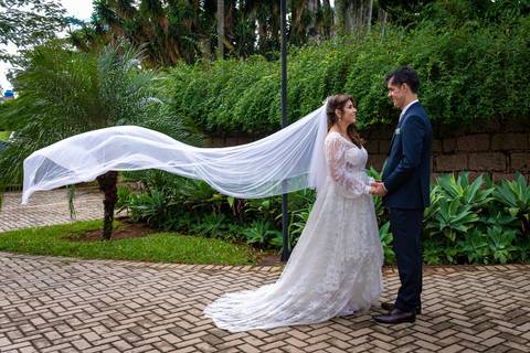 Fotografia de casamento no campo em Itu. foto casamento no campo ensaio dos noivos após o casamento'