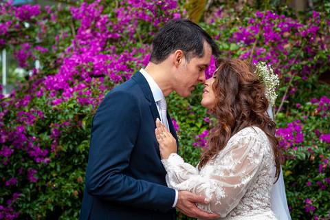 Fotografia de casamento no campo em Itu. foto casamento no campo noivos se beijando após o casamento'