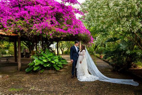 Fotografia de casamento no campo em Itu. foto casamento no campo ensaio dos noivos após o casamento'