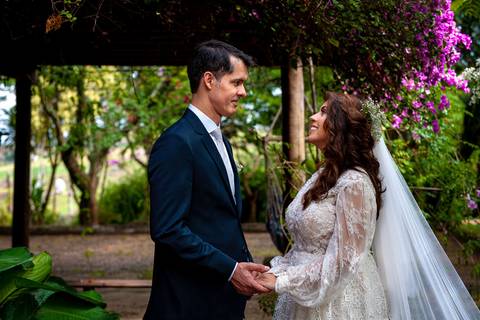 Fotografia de casamento no campo em Itu. foto casamento no campo ensaio dos noivos após o casamento'