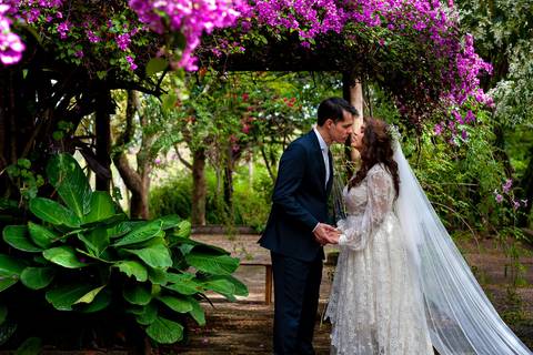 Fotografia de casamento no campo em Itu. foto casamento no campo ensaio dos noivos após o casamento'