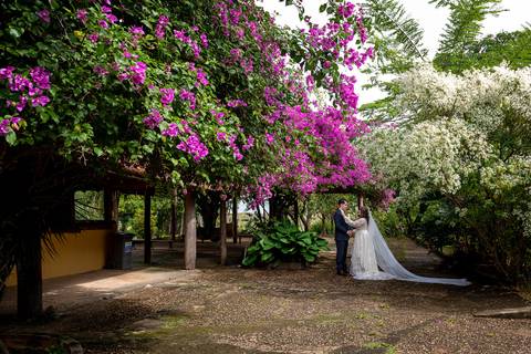 Fotografia de casamento no campo em Itu. foto casamento no campo ensaio dos noivos após o casamento'