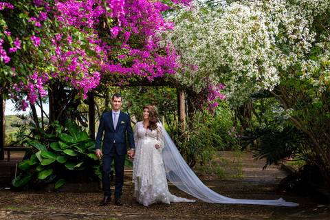 Fotografia de casamento no campo em Itu. foto casamento no campo ensaio dos noivos após o casamento'