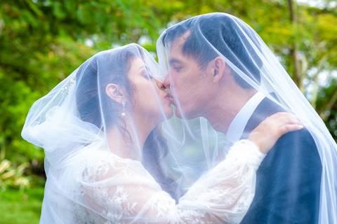 Fotografia de casamento no campo em Itu. foto casamento no campo noivos sob o véu na cabeça'