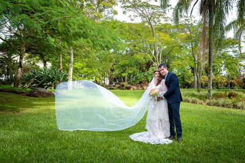 Fotografia de casamento no campo em Itu. foto casamento no campo ensaio dos noivos após o casamento'