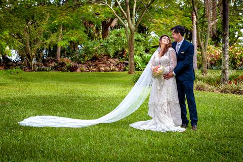 Fotografia de casamento no campo em Itu. foto casamento no campo ensaio dos noivos após o casamento'
