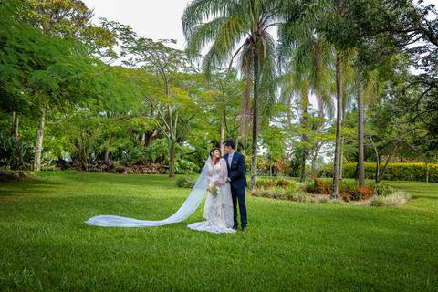 Fotografia de casamento no campo em Itu. foto casamento no campo ensaio dos noivos após o casamento'