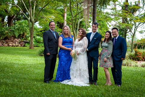 Fotografia de casamento no campo em Itu. foto casamento no campo ensaio dos noivos após o casamento com os padrinhos'