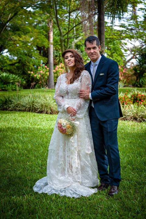 Fotografia de casamento no campo em Itu. foto casamento no campo ensaio dos noivos após o casamento'