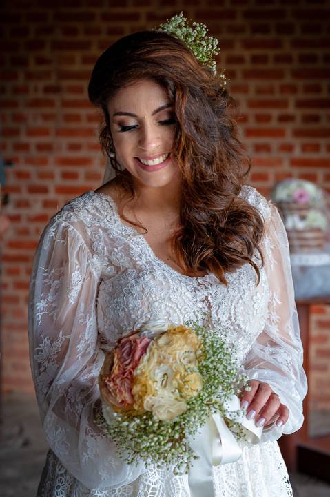 Fotografia de casamento no campo em Itu. foto casamento no campo foto da noiva no ensaio dos noivos após o casamento'