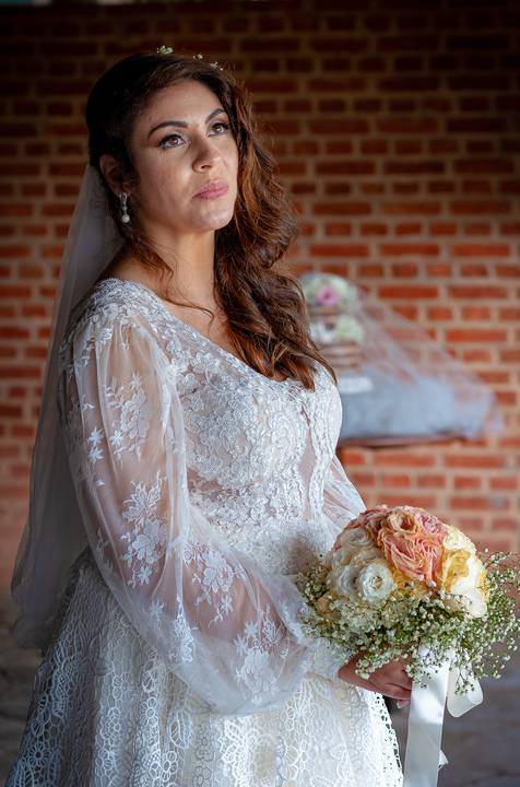 Fotografia de casamento no campo em Itu. foto casamento no campo foto da noiva no ensaio dos noivos após o casamento'