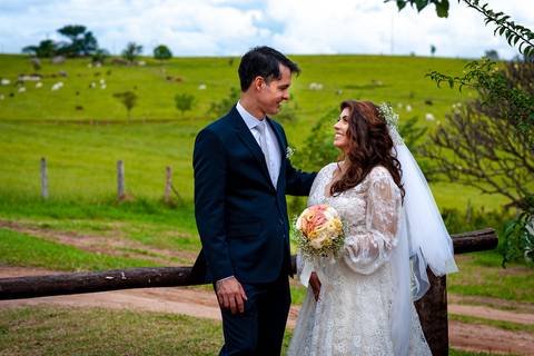Fotografia de casamento no campo em Itu. foto casamento no campo foto dos noivos no ensaio dos noivos após o casamento'