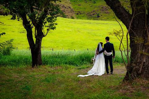 Fotografia de casamento no campo em Itu. foto casamento no campo oto dos noivos de costa olhando para o campo'