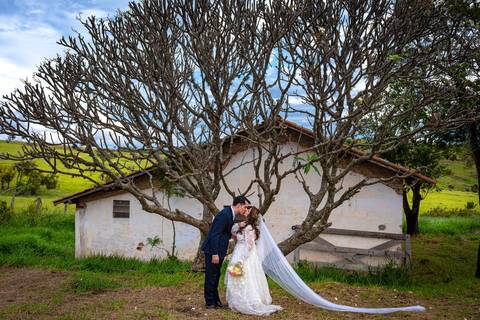 Fotografia de casamento no campo em Itu. foto casamento no campo foto dos noivos se beijando junto a uma casa na fazenda'