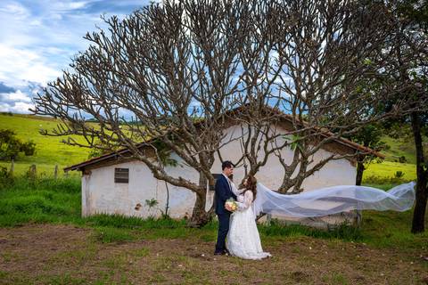 Fotografia de casamento no campo em Itu. foto casamento no campo foto dos noivos se olhando junto a uma casa na fazenda'