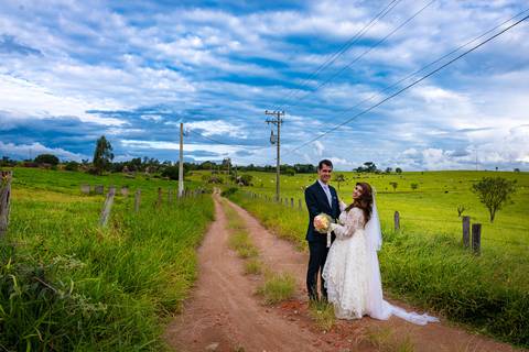 Fotografia de casamento no campo em Itu. foto casamento no campo foto dos noivos em uma estrada na fazenda'