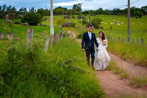 Fotografia de casamento no campo em Itu. foto casamento no campo foto dos noivos andando em uma estrada na fazenda'