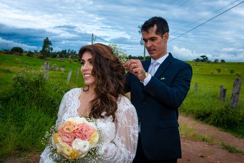 Fotografia de casamento no campo em Itu. foto casamento no campo foto do noivo ajeitando o cabelo da noiva'