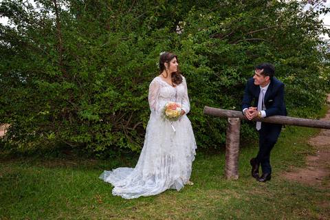 Fotografia de casamento no campo em Itu. foto casamento no campo noivos se olhando no ensaio após o casamento'