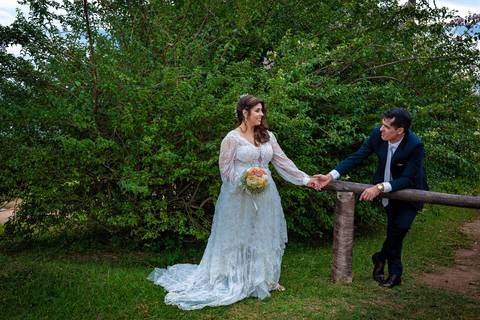 Fotografia de casamento no campo em Itu. foto casamento no campo noivos se olhando no ensaio após o casamento'