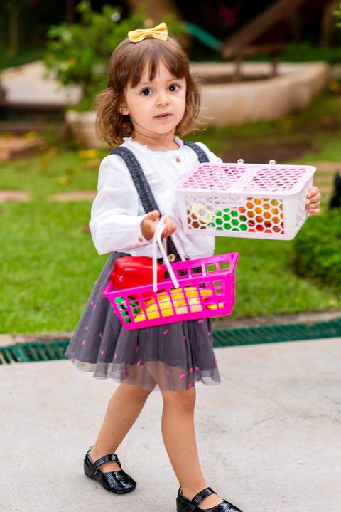 foto aniversario infantil no buffet Espaço Villa 18 em Alphaville criança com brinquedos'