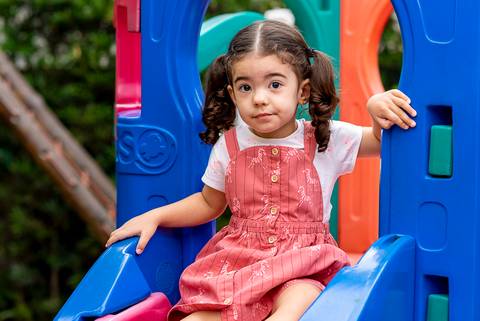 foto aniversario infantil no buffet Espaço Villa 18 em Alphaville criança no brinquedo'