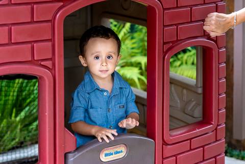 foto aniversario infantil no buffet Espaço Villa 18 em Alphaville criança no brinquedo'