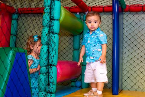 foto aniversario infantil no buffet Espaço Villa 18 em Alphaville aniversariante e amiguinho'