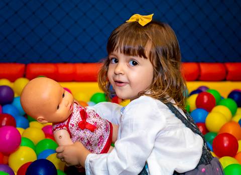 foto aniversario infantil no buffet Espaço Villa 18 em Alphaville criança com boneca'