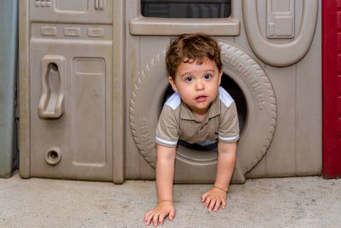 foto aniversario infantil no buffet Espaço Villa 18 em Alphaville criança em brinquedo'