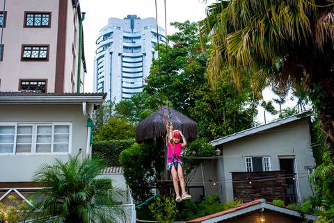 foto aniversario infantil no buffet Espaço Villa 18 em Alphaville criança em tirolesa'