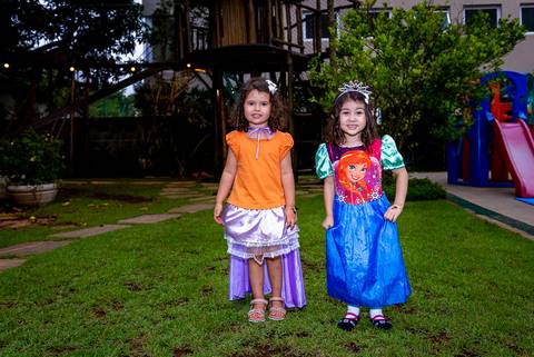 foto aniversario infantil no buffet Espaço Villa 18 em Alphaville crianças com fantasia'