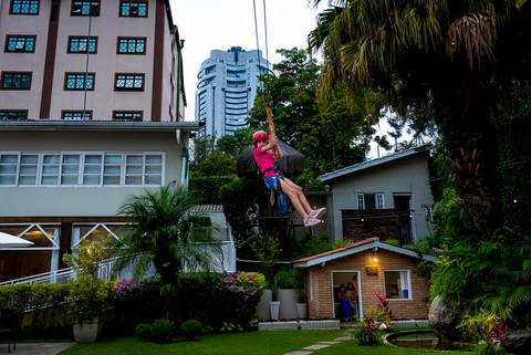 foto aniversario infantil no buffet Espaço Villa 18 em Alphaville criança em tirolesa'