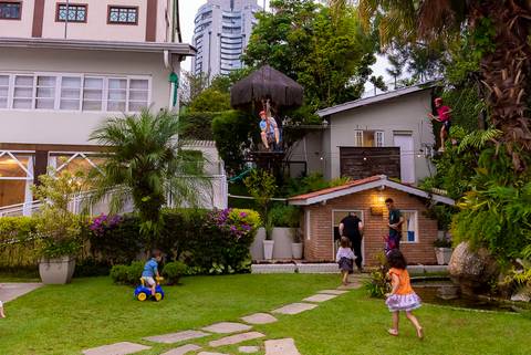 foto aniversario infantil no buffet Espaço Villa 18 em Alphaville criança em tirolesa'