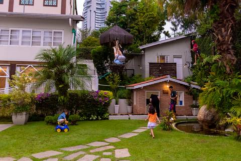 foto aniversario infantil no buffet Espaço Villa 18 em Alphaville criança em tirolesa'