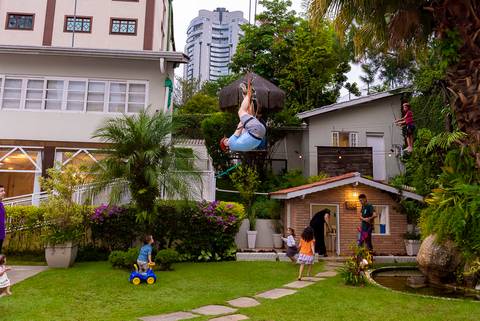 foto aniversario infantil no buffet Espaço Villa 18 em Alphaville criança em tirolesa'