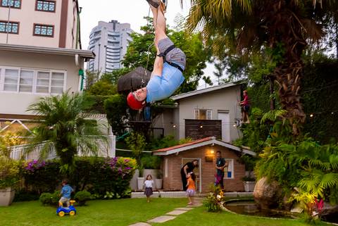 foto aniversario infantil no buffet Espaço Villa 18 em Alphaville criança em tirolesa'