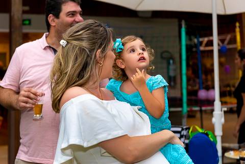 foto aniversario infantil no buffet Espaço Villa 18 em Alphaville aniversariante com a mãe'