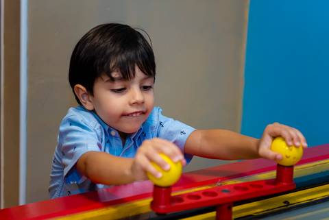 foto aniversario infantil no buffet Espaço Villa 18 em Alphaville criança brincando'