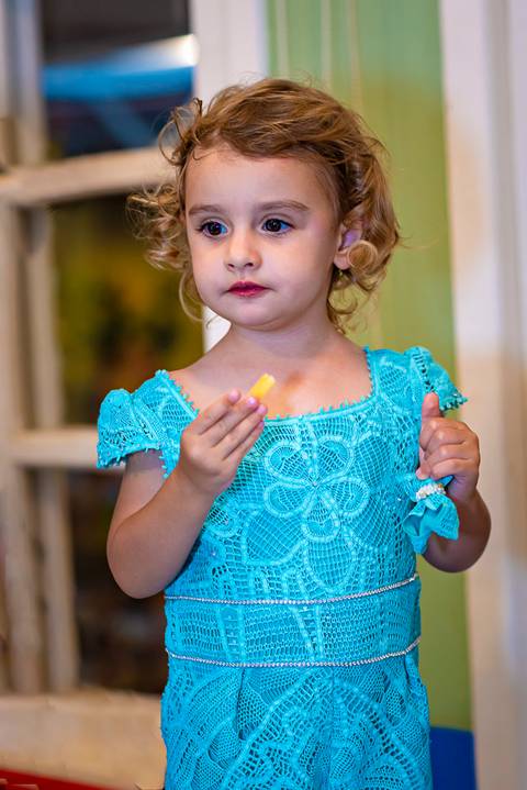 foto aniversario infantil no buffet Espaço Villa 18 em Alphaville aniversariante comendo'