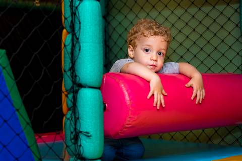 foto aniversario infantil no buffet Espaço Villa 18 em Alphaville criança em brinquedo'