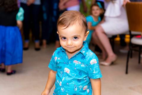 foto aniversario infantil no buffet Espaço Villa 18 em Alphaville criança em pose'