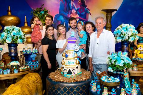 foto aniversario infantil no buffet Espaço Villa 18 em Alphaville aniversariante nos parabens'