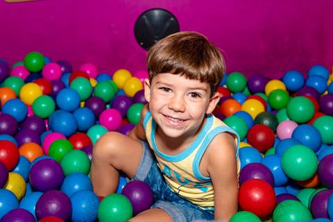 Fotografia de aniversário infantil em alphaville. Fotografia de aniversário infantil no buffet Planeta Kids Alphaville.'