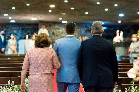 foto do noivo entrando na igreja, foto casamento gruta alphaville, foto casamento alphaville, foto casamento barueri'