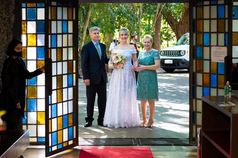 foto da noiva entrando na igreja, foto casamento gruta alphaville, foto casamento alphaville, foto casamento barueri'