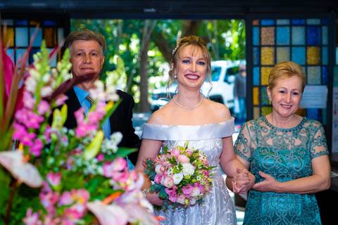 foto da noiva entrando na igreja, foto casamento gruta alphaville, foto casamento alphaville, foto casamento barueri'