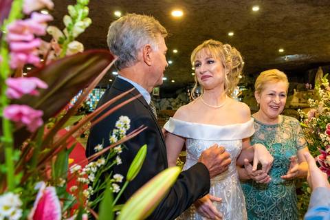 foto da noiva entrando na igreja com os pais, foto casamento gruta alphaville, foto casamento alphaville, foto casamento barueri'