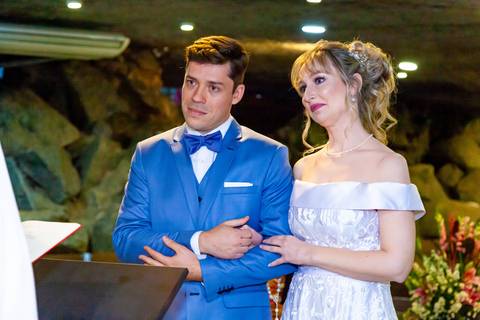 foto dos noivos na igreja da gruta alphaville, foto casamento gruta alphaville, foto casamento alphaville, foto casamento barueri'